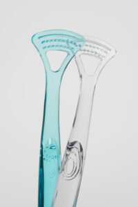 Como usar o raspador de língua